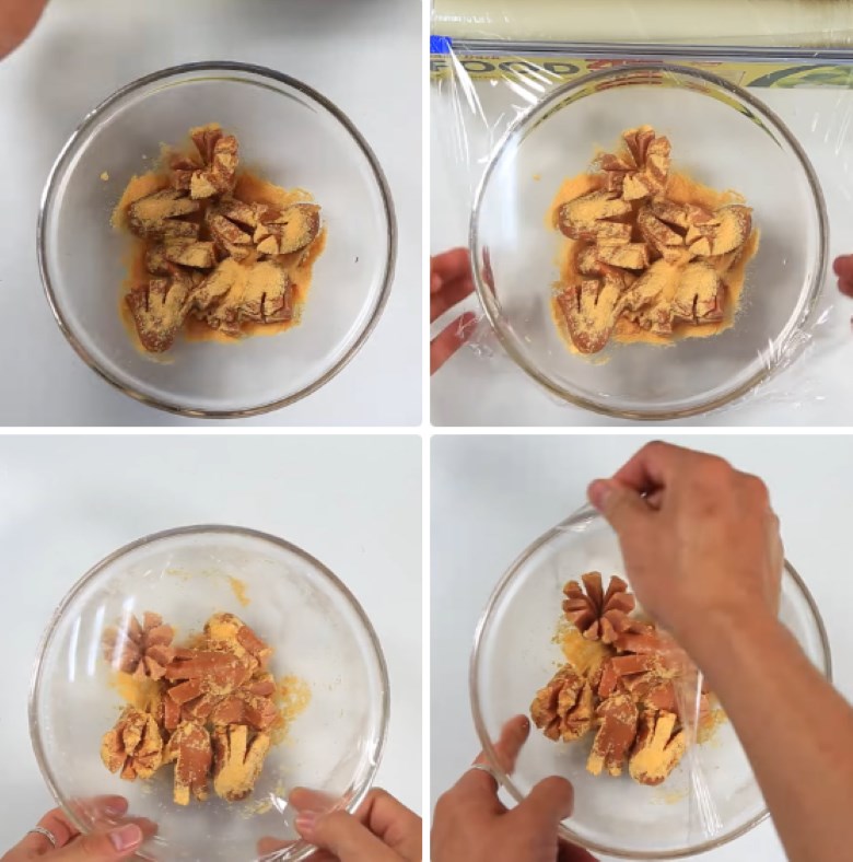 Lắc đều xúc xích với bột phô mai Lắc đều xúc xích với bột phô mai