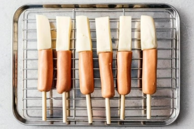 Xiên xúc xích, phô mai vào que