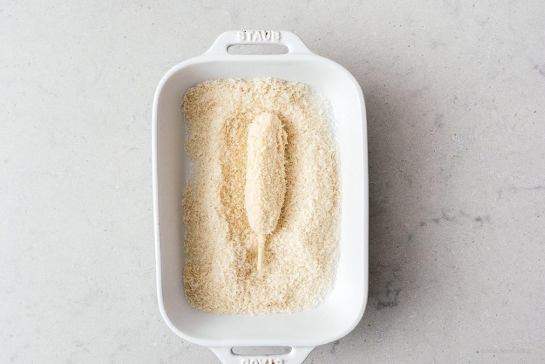 Lăn qua bột chiên xù