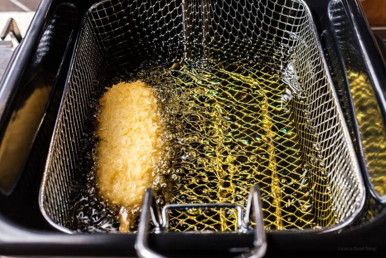 Sử dụng bếp chiên nhúng để chiên ngập dầu xúc xích phô mai que Hàn Quốc