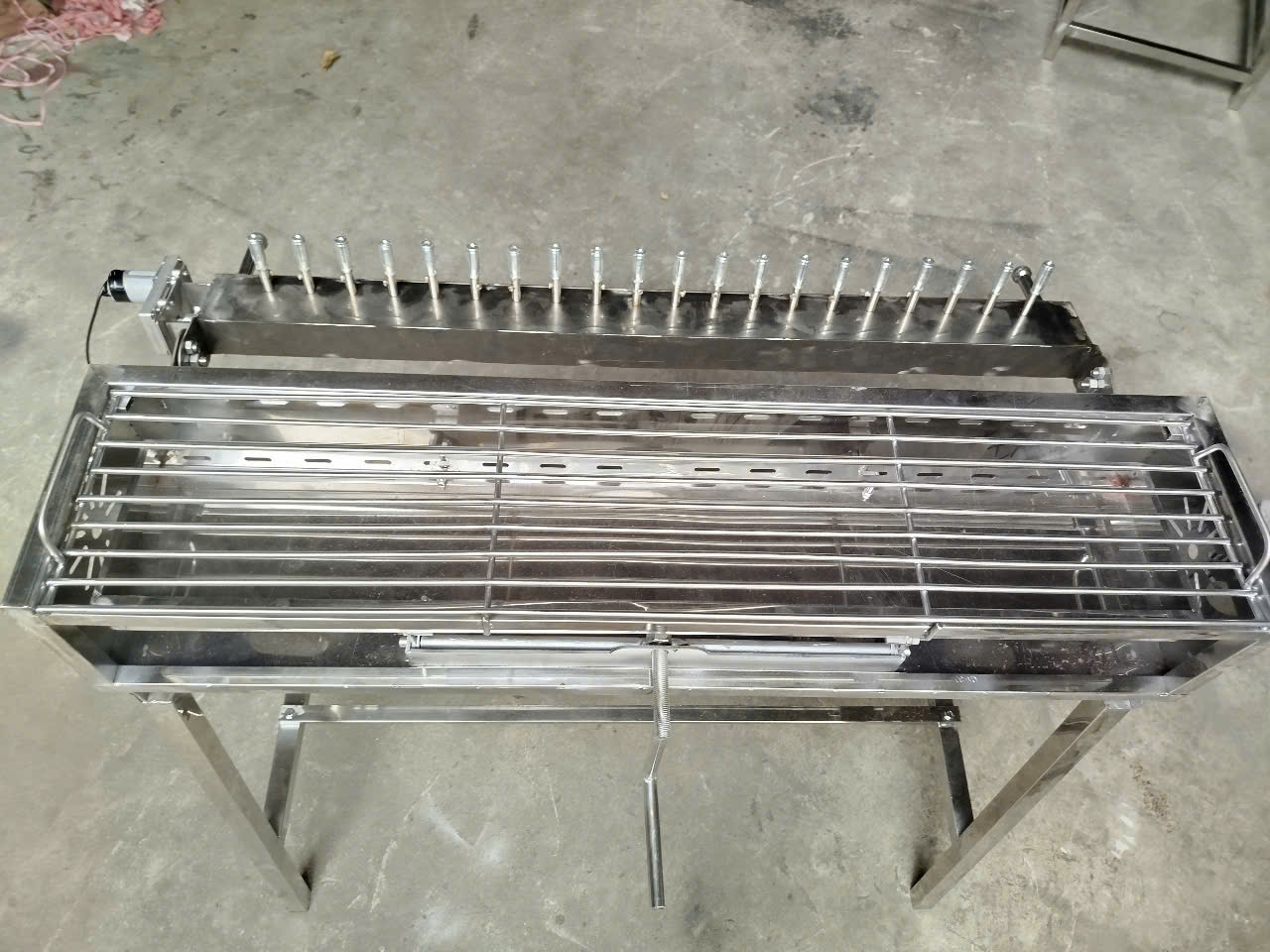 Máy nướng cùng lúc 20 xiên thịt